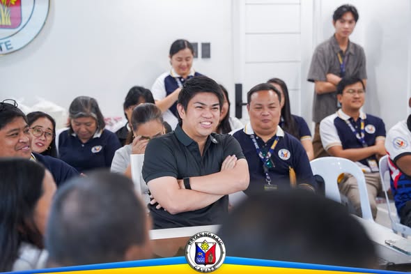 Litrato: Nakangiting kalahok na nakahalukipkip sa MPOC meeting kasama ang mga kawani at dumalo sa Naic
