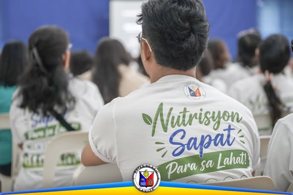 Mga kalahok sa Nutrisyon at Kalikasan training sa Amisa Medical Mission, naka-puting shirt na may "Nutrisyon Sapat Para sa…