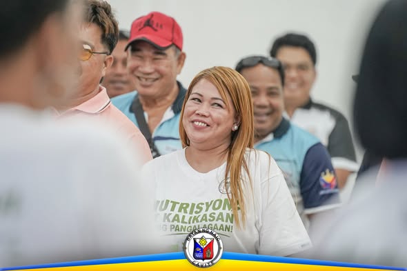 Mga kalahok na nakikinig at nakangiti sa Nutrisyon at Kalikasan training sa Amisa Medical Mission, Naic