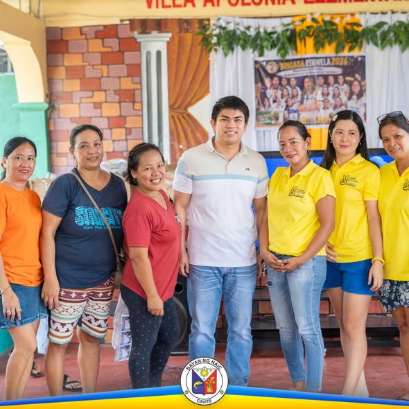 Grupo ng mga tao sa harap ng entablado sa Villa Apolonia Elementary School para sa Balik Eskwela 2026 na pamamahagi