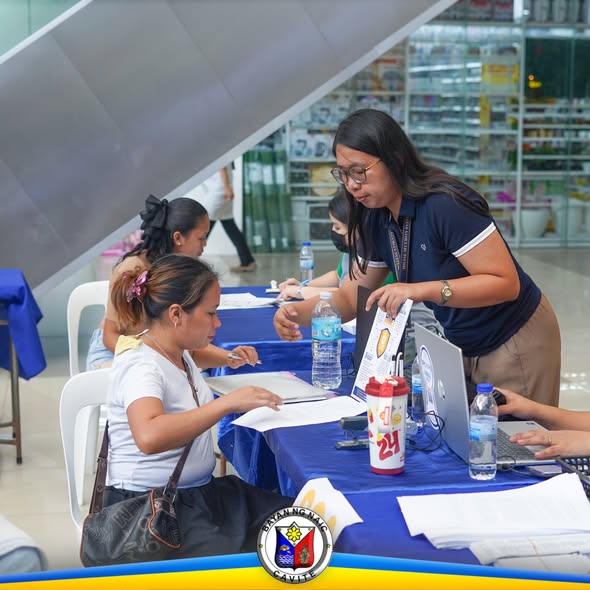 Mga aplikante at staff ng PESO Naic habang nagpoproseso ng papeles sa Job Fair 2026