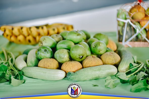Mga sariwang gulay at prutas na nakadisplay sa mesa para sa Nutrition Month sa Naic