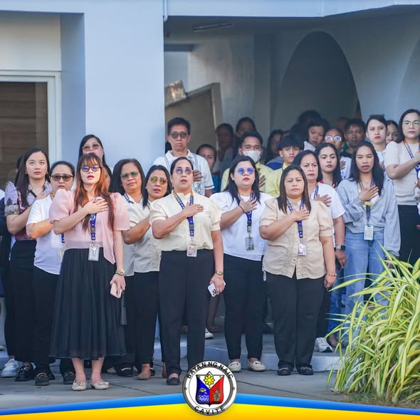 Mga kawani at kalahok na nakatayo nang tuwid habang nagbibigay-pugay sa watawat sa Flag Raising Ceremony sa Humbac