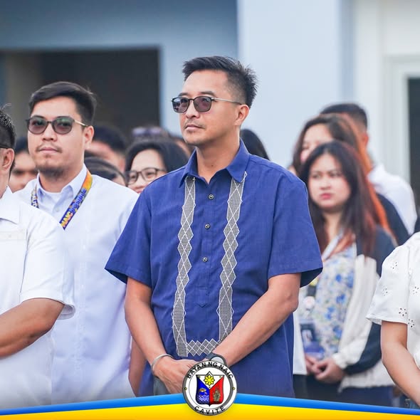 Mga kalahok sa Flag Raising Ceremony sa Bayan ng Naic, nakatayo at nakikinig sa labas ng gusali
