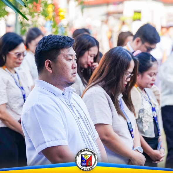 Mga kalahok sa Flag Raising Ceremony sa Barangay Humbac na nakayuko at nagbibigay-galang