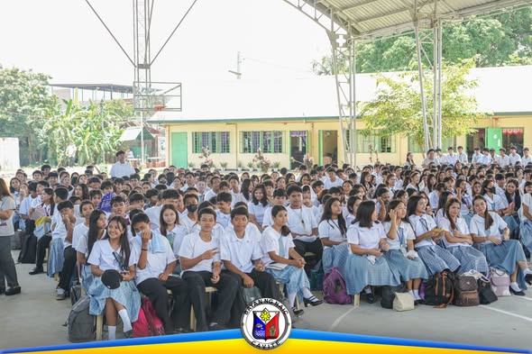 Mga estudyante ng Grade 10 na nakaupo sa covered court habang dumadalo sa career guidance program sa Centro de Naic NHS