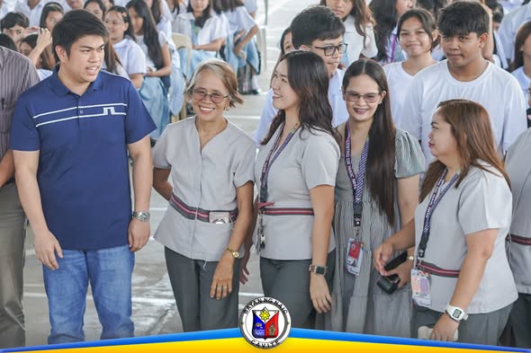 Mga kawani at estudyante habang nakikiisa sa Career Guidance Program sa Centro de Naic NHS
