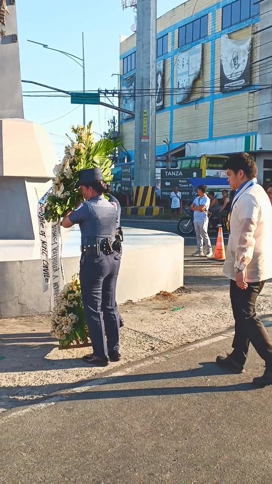 Pagdedeposito ng korona ng bulaklak sa monumento sa Ibayo Silangan para sa Araw ng Kagitingan