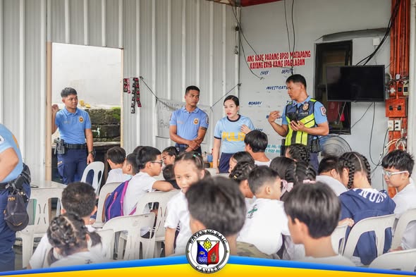 Mga pulis na nagbibigay ng talakayan sa mga estudyante sa covered court ng Brgy. Ibayo Estacion, Naic
