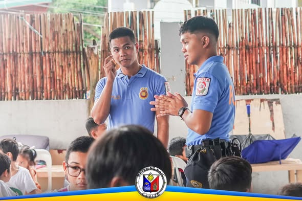 Mga pulis na nagbibigay ng talakayan sa mga bata sa covered court ng Brgy. Ibayo Estacion, Naic
