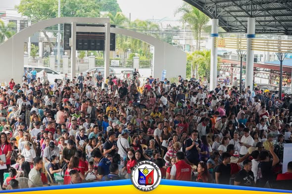 Malaking pulutong ng mga tao sa UPLIFT Program payout sa Naic Town Plaza