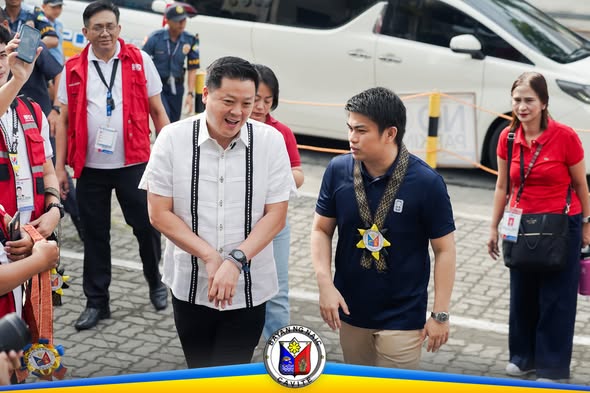 Mga opisyal na naglalakad sa plaza habang isinasagawa ang UPLIFT Program Payout sa Naic Town Plaza
