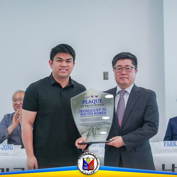 Pagtanggap ng plaque of recognition mula sa Jeongeup-si, Korea, sa MOU signing ng Naic