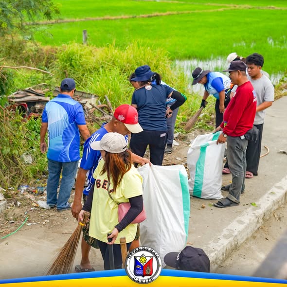 Mga residente na naglilinis ng gilid ng kalsada sa Barangay Muzon, may mga sako ng basura at walis