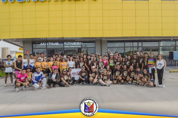 Grupo ng mga kalahok sa Fun Run para sa National Lung Month sa harap ng gusali sa Naic, Cavite