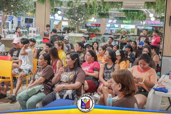 Mga tao na nanonood sa loob ng mall habang isinasagawa ang National Lung Month activity sa Naic