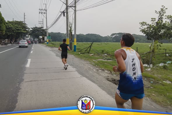 Mga kalahok sa Fun Run habang tumatakbo sa gilid ng kalsada sa Naic para sa National Lung Month