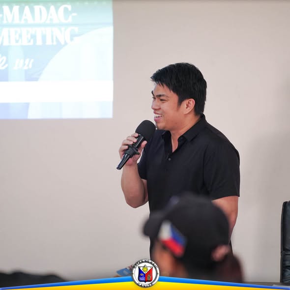 Lalaking nagsasalita sa mikropono sa Joint MPOC-MADAC-MTF-ELGAC Meeting sa ABC Hall, Naic, Cavite