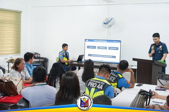 Mga pulis na nagbibigay ng talakayan sa Campus Safety Assembly sa Naic Integrated National High School