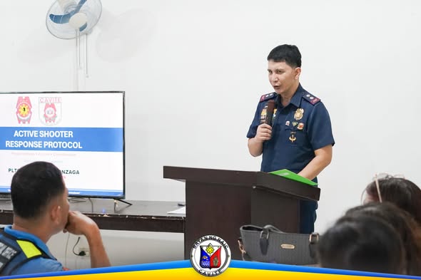 Pulis na nagtatalumpati sa Joint Campus Safety Assembly tungkol sa Active Shooter Response Protocol sa paaralan