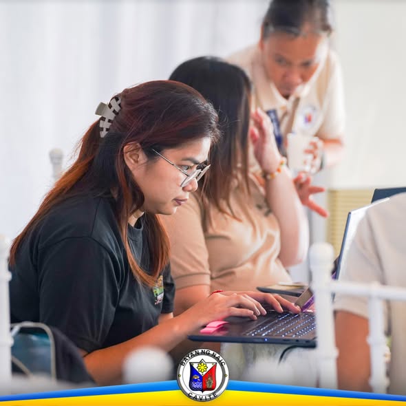 Mga kalahok sa Revenue Code Seminar habang gumagamit ng laptop sa Torres Farm, Brgy. Sabang