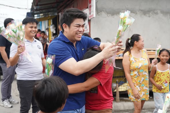 Namamahagi ng bulaklak sa kalsada sa Ericka Louise at Balai Subdivision para sa Araw ng mga Puso