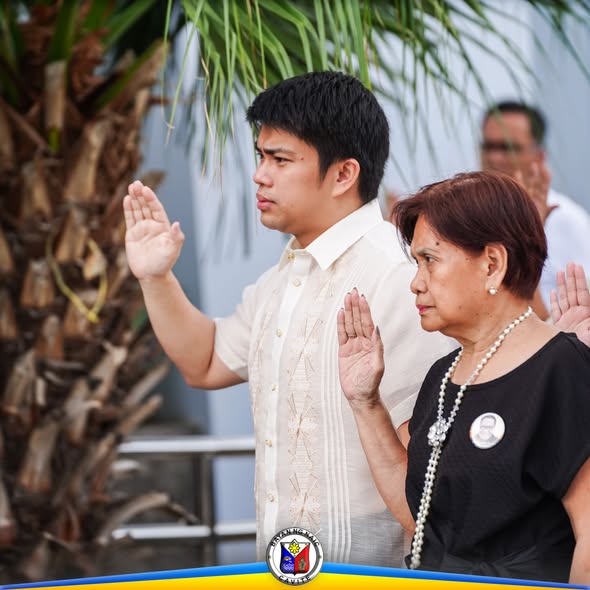 Mga tao habang nagpapanata sa flag raising ceremony sa Naic Municipal Hall, Hunyo 1, 2026