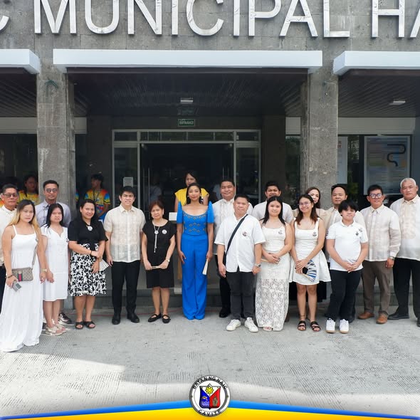 Grupo ng mga tao sa harap ng Naic Municipal Hall matapos ang flag raising ceremony sa Hunyo 1, 2026