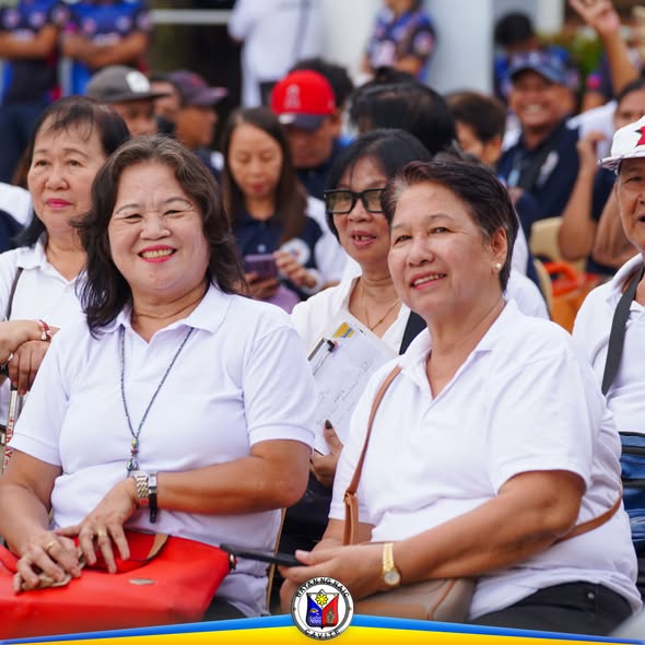 Mga nakangiting kalahok na nakaupo sa flag raising ceremony sa Naic Municipal Hall, Hunyo 1, 2026