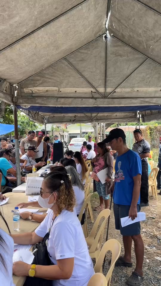 Mga tao sa pamamahagi ng Localized Social Pension sa ilalim ng tent sa Ibayo Silangan, Naic