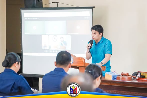 Nagsasalita ang isang lalaki sa mikropono habang nagpapaliwanag sa mga dumalo sa IEC campaign para sa fisherfolk