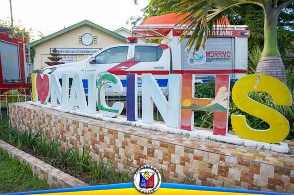 'Naic' sign sa harap ng sasakyan ng MDRRMO sa Naic, Cavite