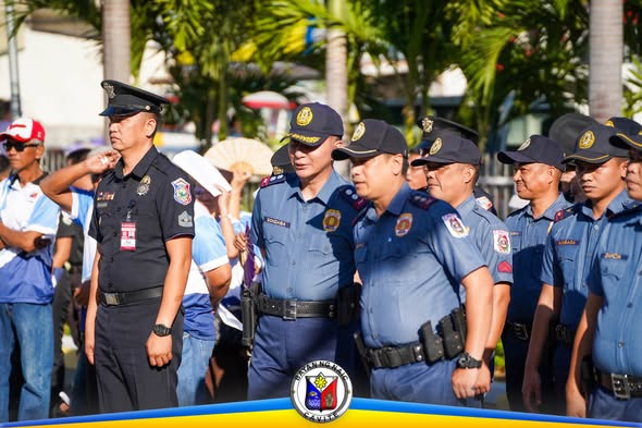 Mga kapulisan na nakatayo nang maayos sa flag raising ceremony sa Naic Municipal Hall