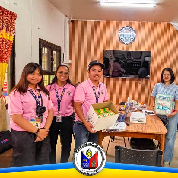 Mga kawani ng MDRRMO habang namimigay ng First Aid at hygiene kit supplies sa loob ng opisina