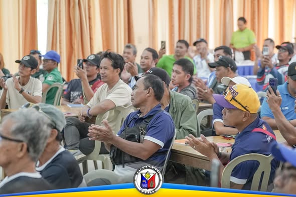 Mga dumalo sa Capability Enhancement Seminar sa Daluyan Community Center, nagpapalakpakan habang nakikinig