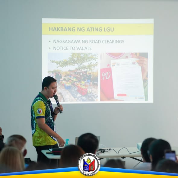 Tagapagsalita sa HOA Summit habang nagpapaliwanag ng mga hakbang ng LGU sa screen sa Triple 8, Sabang