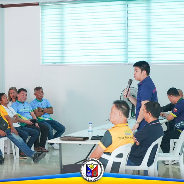 Nagsasalita sa mikropono ang isang lalaki sa HOA Summit habang nakikinig ang mga kalahok sa Triple 8, Sabang