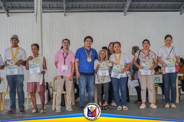 Mga benepisyaryo ng 4Ps na may hawak na sertipiko at medalya sa Pugay-Tagumpay Ceremony sa Naic Covered Court