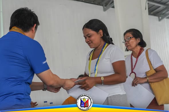 Mga benepisyaryo ng 4Ps habang tumatanggap ng dokumento sa Pugay-Tagumpay Ceremony sa Naic Covered Court