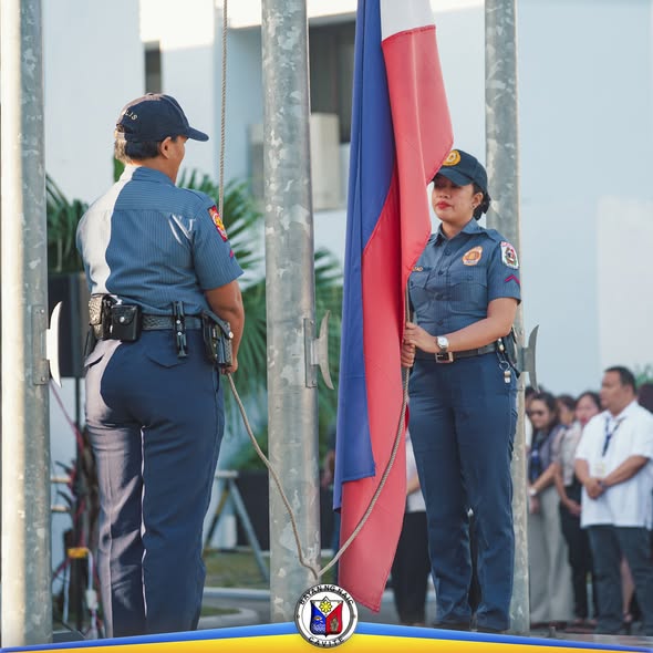 Mga uniporme habang itinataas ang watawat sa flag raising ceremony sa Naic Municipal Hall
