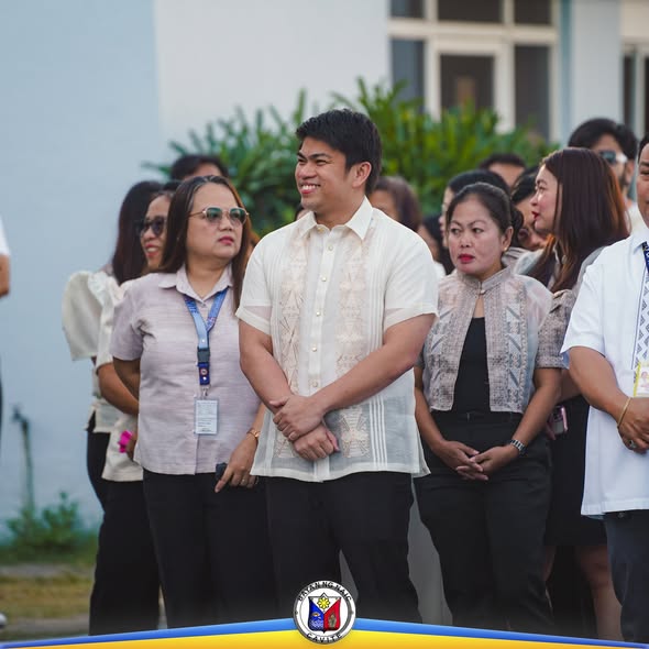 Mga kawani at dumalo habang nakatayo sa Flag Raising Ceremony sa Naic Municipal Hall
