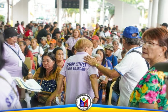 Mga senior citizen na nagpipila sa National Social Pension Distribution sa Naic Town Plaza