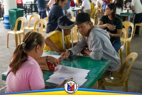 Mga senior citizen habang inaasikaso ang mga papeles sa National Social Pension Distribution sa Naic