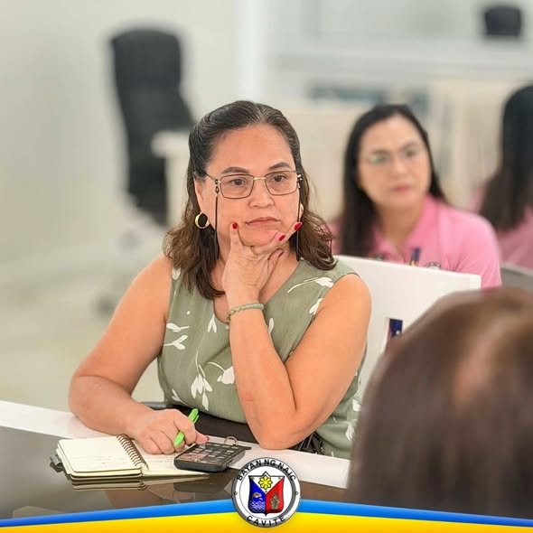 Litrato: Mga kalahok sa Local School Board Meeting na nakaupo sa mesa habang tinatalakay ang budget