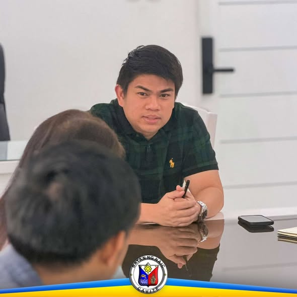 Pulong sa Mayor's Office kung saan nag-uusap ang mga kalahok tungkol sa supplemental budget ng edukasyon