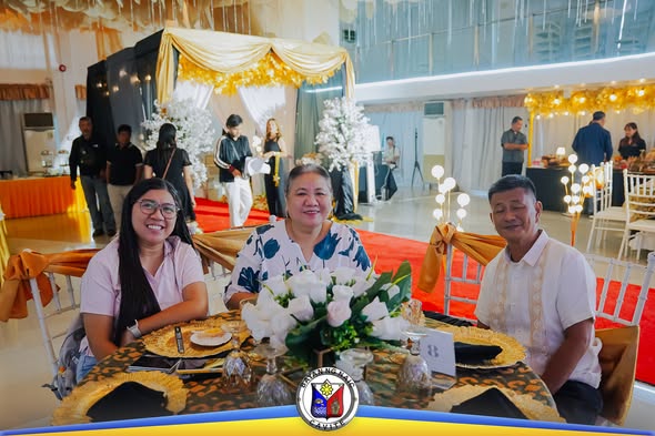 Mga panauhin na nakaupo at nakangiti sa mesa habang nagaganap ang Retirees Night 2026 sa Torres Farm and Resort