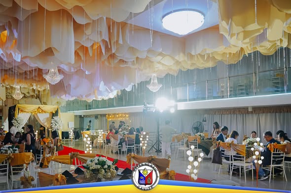 Mga bisita sa Retirees Night 2026 na nakaupo sa mga mesa sa maganda at ginintuang dekorasyon ng bulwagan