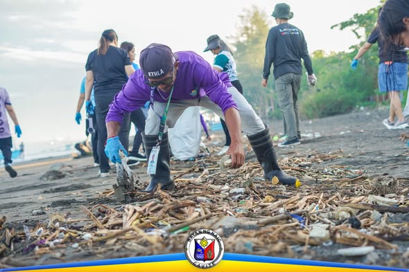 Mga boluntaryo na naglilinis ng basura sa baybayin ng Brgy. Bucana Malaki, Naic