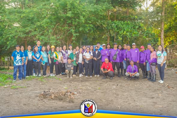 Grupo ng mga boluntaryo at kawani pagkatapos ng coastal clean-up sa Brgy. Bucana Malaki, Naic