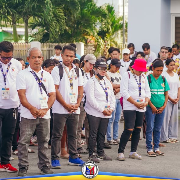 Mga kawani ng Pamahalaang Bayan ng Naic na nakatayo at nakayuko sa Flag Raising Ceremony, Marso 9, 2026